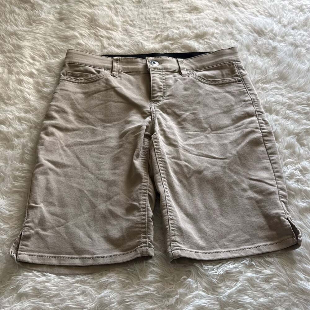 Liz Claiborne Women's Tan Bermuda Short Size 6